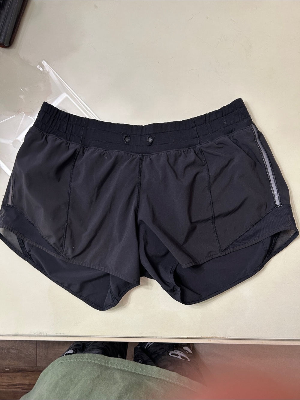 Lulu Lemon Women’s Black Hotty Hot Shorts-size 4